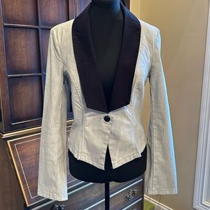 NWOT ROCK & REPUBLIC Light Gray Stretch Jean with Black Trim Fitted Blazer.